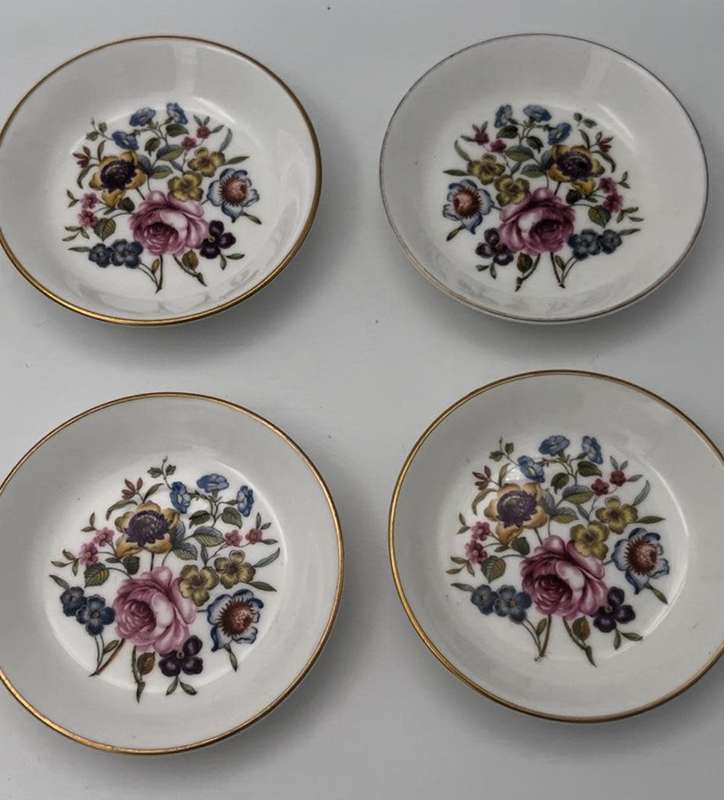 x8 Royal Worcestershire floral plates, 9,8cm butter dish, trinket tray or pin dish. Fine bone China