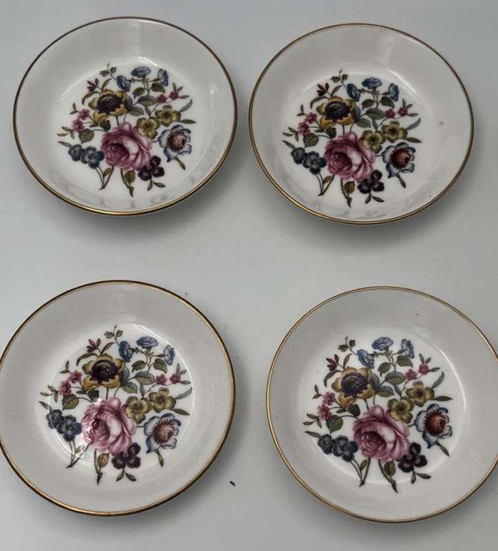 x8 Royal Worcestershire floral plates, 9,8cm butter dish, trinket tray or pin dish. Fine bone China