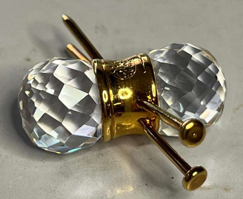 SWAROVSKI CRYSTAL MEMORIES  KNITTING NEEDLES AND WOOL GOLD