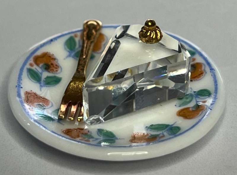 SWAROVSKI CRYSTAL MEMORIES  PIECE OF CAKE GOLD