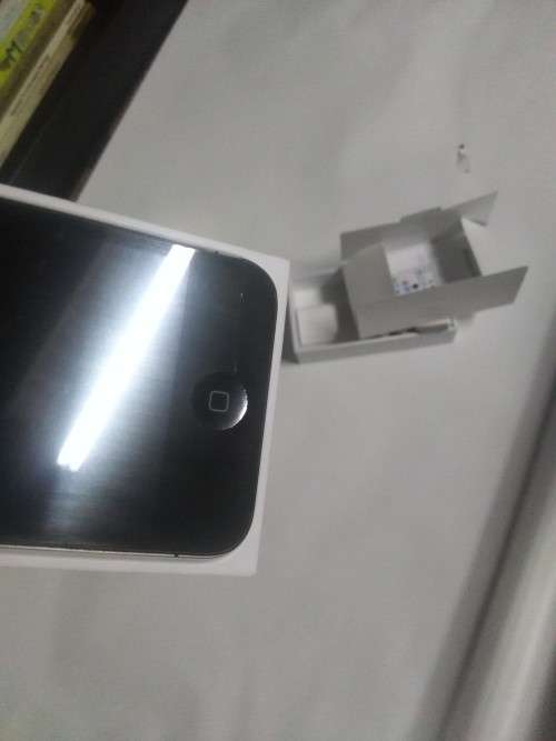 Apple iphone 4s in box tiny crack on screen