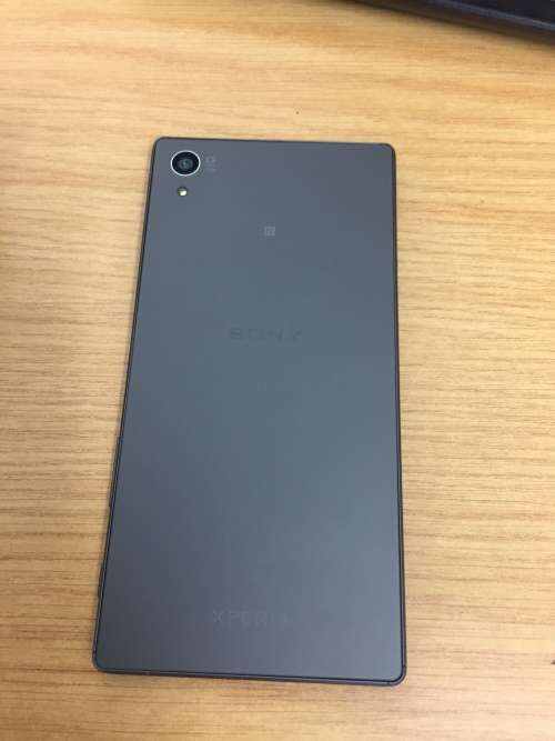 SONY XPERIA Z5 in great condition (box and accessories )
