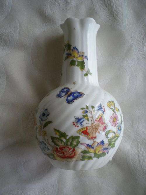 Lovely Aynsley Cottage Garden Vase. 13cm tall