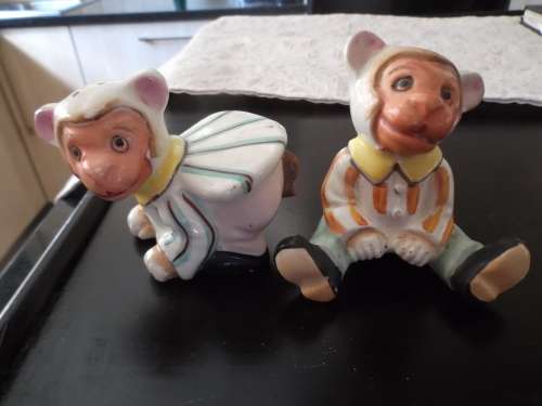 Collectors...Japan, Old monkey cruet set. Very Cute indeed.