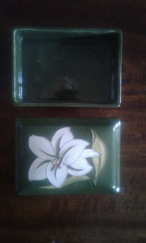 Moorcroft trinket/box with lid. REDUCED