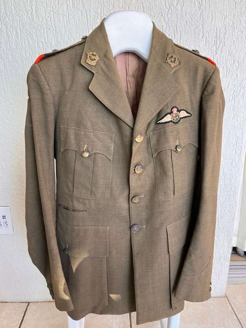SAAF WW2 PILOT OFFICER TUNIC COMPLETE WITH WINGS, PIPS, FLASHES, COLLAR INSIGNIA AND BUTTONS.