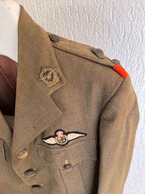 SAAF WW2 PILOT OFFICER TUNIC COMPLETE WITH WINGS, PIPS, FLASHES, COLLAR INSIGNIA AND BUTTONS.