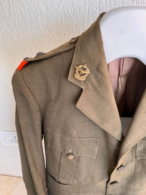 SAAF WW2 PILOT OFFICER TUNIC COMPLETE WITH WINGS, PIPS, FLASHES, COLLAR INSIGNIA AND BUTTONS.