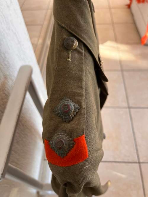 SAAF WW2 PILOT OFFICER TUNIC COMPLETE WITH WINGS, PIPS, FLASHES, COLLAR INSIGNIA AND BUTTONS.