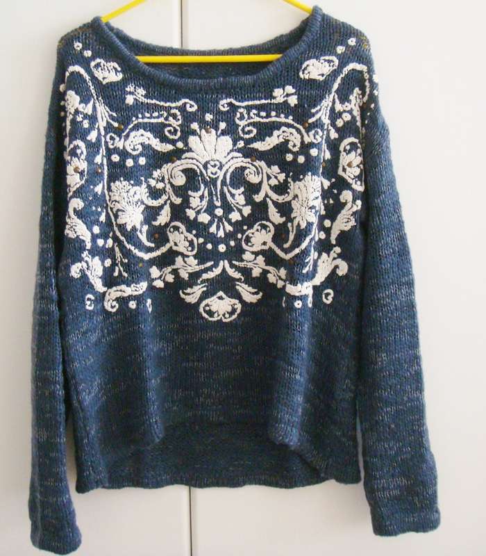 Ladies   Jersey  -   Size  medium -   Beautiful Navy Blue with White
