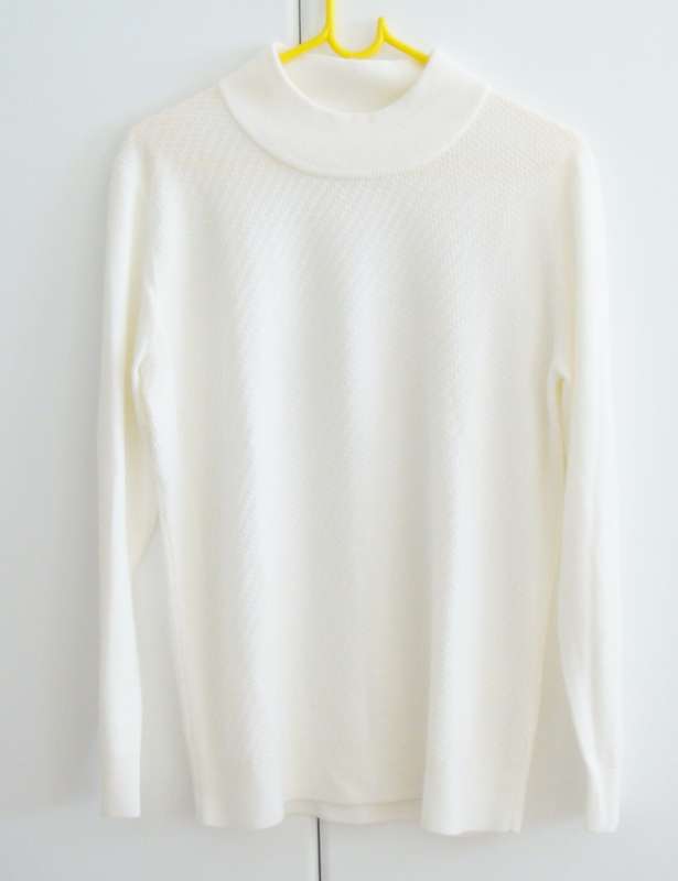 Ladies   Jersey  -   Size  medium -   Beautiful  White  - Unwanted gift -  NEVER WORN