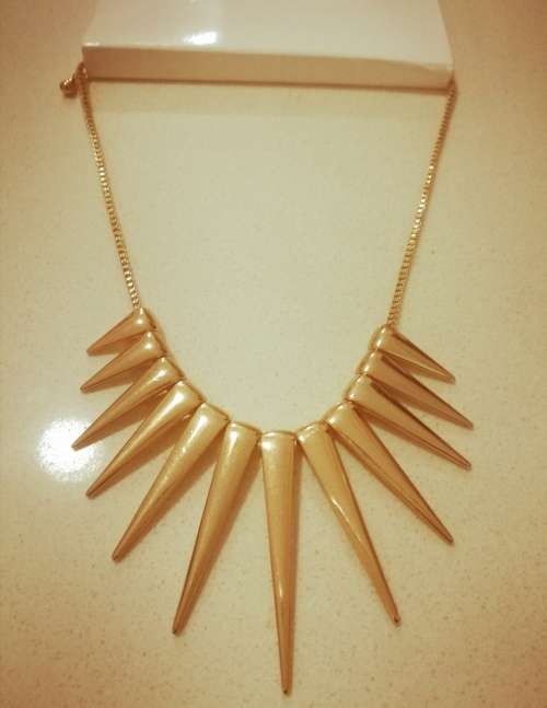 Gorgeous high fashion necklace - costume jewellery