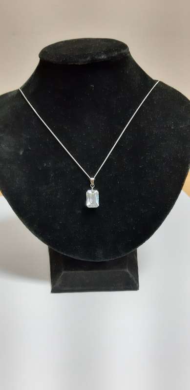Ladies fashion necklace with zirconia pendant