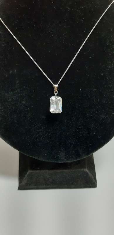 Ladies fashion necklace with zirconia pendant