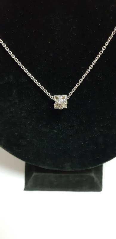 Ladies fashion necklace