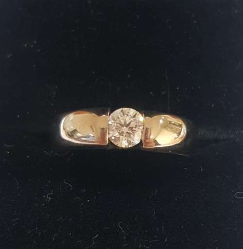 18ct (8.6 grams) White gold solitaire diamond ring