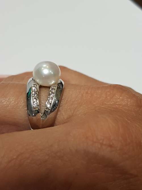 Sterling silver ring with a pearl and small zirconias
