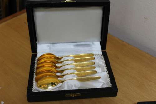 6 x Gold plated tea spoons in original box