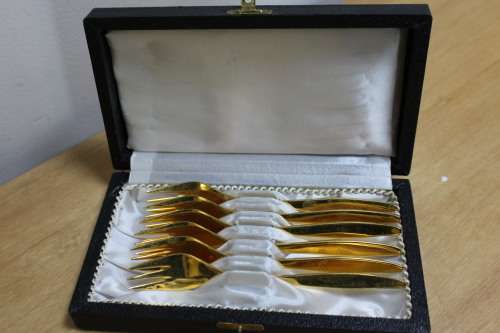 6 x Gold plated cake forks in original box