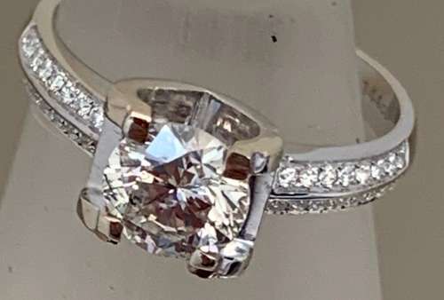 18ct ( 3.9grams) White Gold 1.17ct Round Brilliant Diamond Ring set with small diamonds on the side