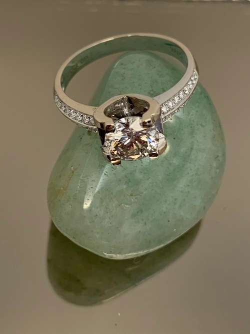 18ct ( 3.9grams) White Gold 1.17ct Round Brilliant Diamond Ring set with small diamonds on the side