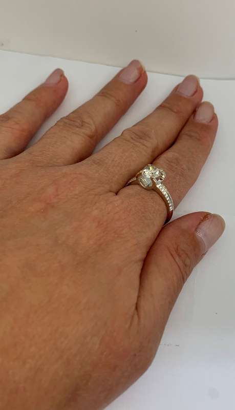 18ct ( 3.9grams) White Gold 1.17ct Round Brilliant Diamond Ring set with small diamonds on the side