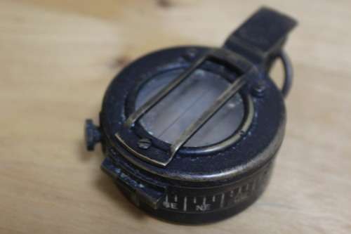 WW2 military compass working,need TLC