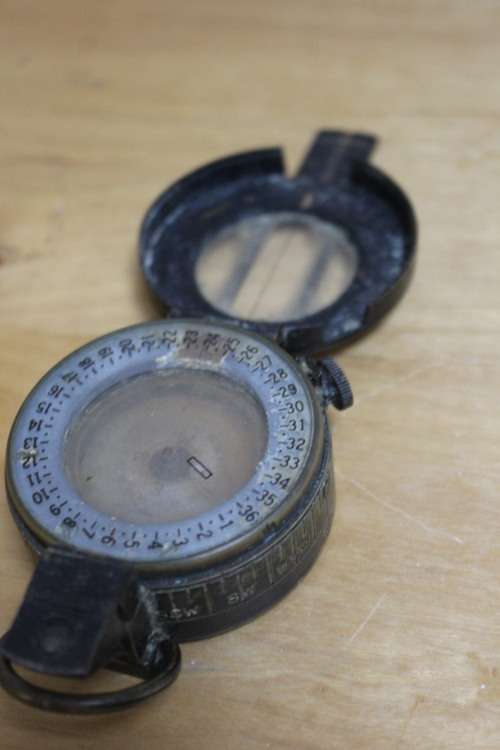 WW2 military compass working,need TLC