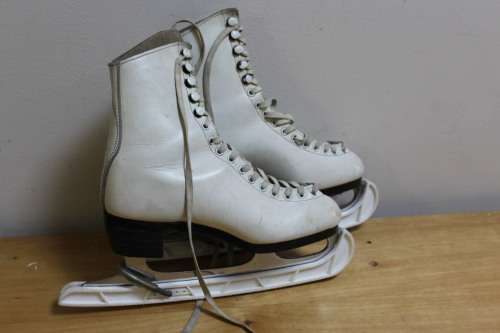 Collectible Vintage Lady`s Figure skating ices skates with blade protectors size 4-4.5
