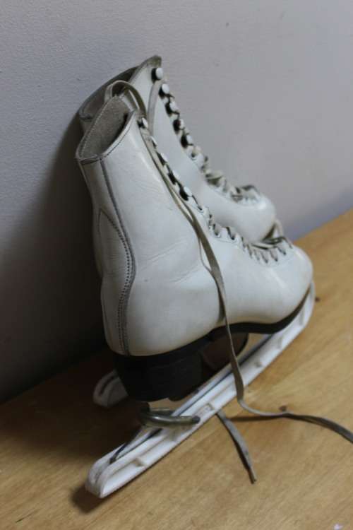 Collectible Vintage Lady`s Figure skating ices skates with blade protectors size 4-4.5