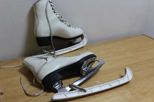 Collectible Vintage Lady`s Figure skating ices skates with blade protectors size 4-4.5
