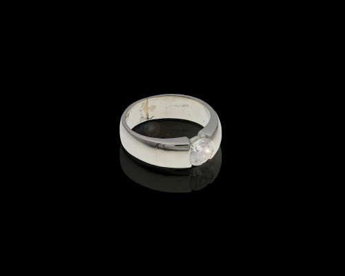 9,4 grams Platinum Round Brilliant Diamond 0.65 J VVS2 Solitaire Ring