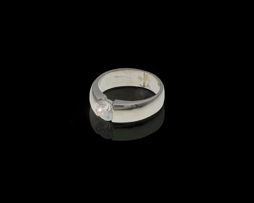 9,4 grams Platinum Round Brilliant Diamond 0.65 J VVS2 Solitaire Ring