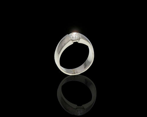 9,4 grams Platinum Round Brilliant Diamond 0.65 J VVS2 Solitaire Ring