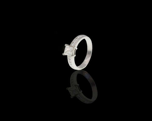5gr Platinum 0.90ct Square Modified Brilliant J VS2 with smalls  c/w Diamond Detificate