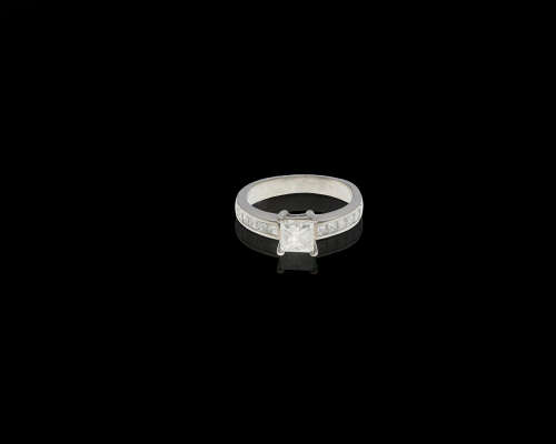 5gr Platinum 0.90ct Square Modified Brilliant J VS2 with smalls  c/w Diamond Detificate