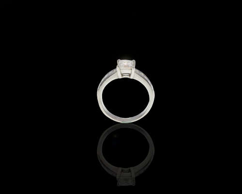 5gr Platinum 0.90ct Square Modified Brilliant J VS2 with smalls  c/w Diamond Detificate