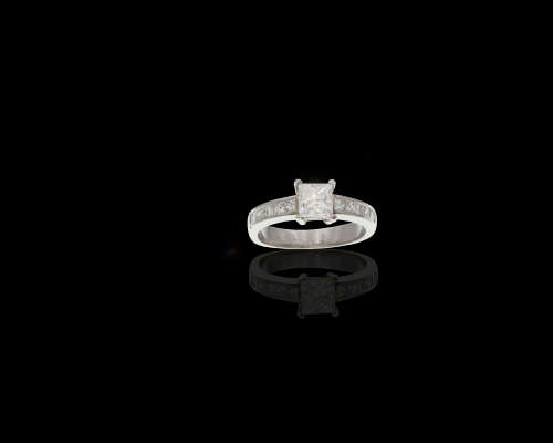 5gr Platinum 0.90ct Square Modified Brilliant J VS2 with smalls  c/w Diamond Detificate