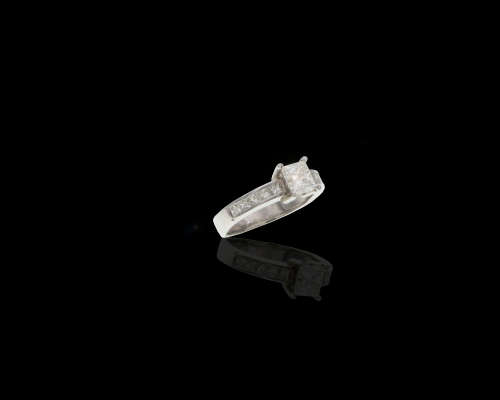 5gr Platinum 0.90ct Square Modified Brilliant J VS2 with smalls  c/w Diamond Detificate