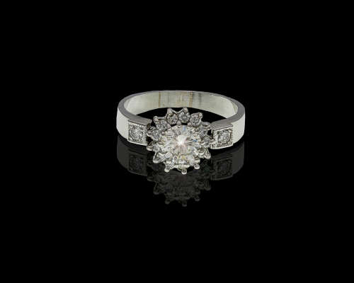 Platinum 8.2 (grams) Round Brilliant Diamond K VVS2 Ring with smalls with  GIA Cert