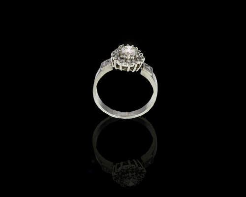 Platinum 8.2 (grams) Round Brilliant Diamond K VVS2 Ring with smalls with  GIA Cert