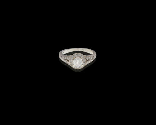 4.7gr 18kt White Gold 0.50ct Round Rrilliant I SI1 Halo with smalls  c/w Diamond Cetificate