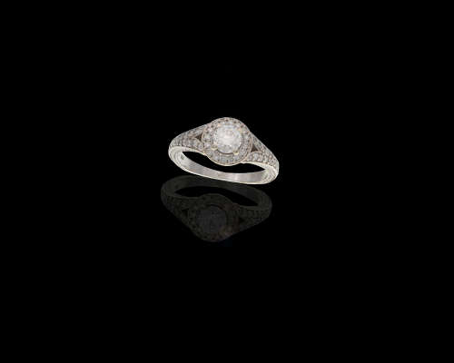 4.7gr 18kt White Gold 0.50ct Round Rrilliant I SI1 Halo with smalls  c/w Diamond Cetificate