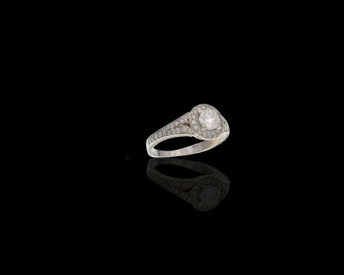 4.7gr 18kt White Gold 0.50ct Round Rrilliant I SI1 Halo with smalls  c/w Diamond Cetificate