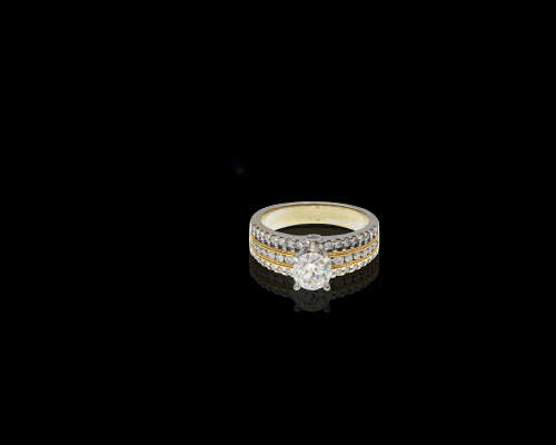 7.8gr, 18kt, White Gold 0.85ct Round Brilliant Diamond J I1 with smalls Ring