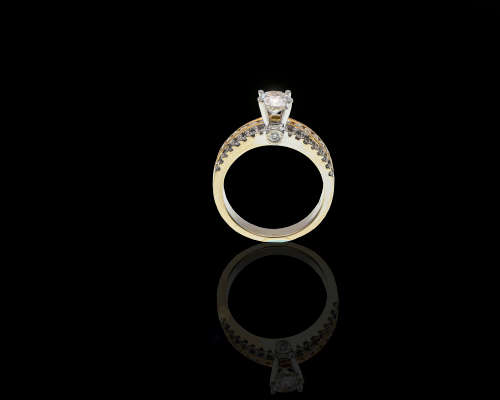 7.8gr, 18kt, White Gold 0.85ct Round Brilliant Diamond J I1 with smalls Ring