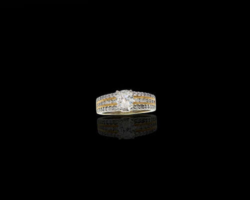 7.8gr, 18kt, White Gold 0.85ct Round Brilliant Diamond J I1 with smalls Ring