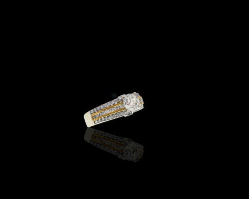7.8gr, 18kt, White Gold 0.85ct Round Brilliant Diamond J I1 with smalls Ring