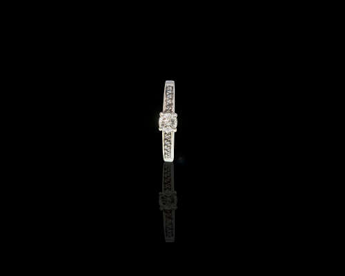 3.1gr, 9kt, 0.37ct N VVS2 5 x 0.01ct Round Brilliant Diamond on the sides Ring
