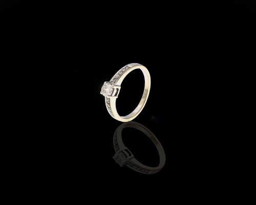 3.1gr, 9kt, 0.37ct N VVS2 5 x 0.01ct Round Brilliant Diamond on the sides Ring
